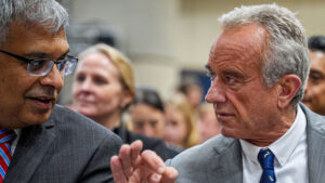 Lee más sobre el artículo 
<span class="bsf-rt-reading-time"><span class="bsf-rt-display-label" prefix="Tiempo de lectura"></span> <span class="bsf-rt-display-time" reading_time="1"></span> <span class="bsf-rt-display-postfix" postfix="mins"></span></span><!-- .bsf-rt-reading-time -->Por qué las agencias federales de salud estadounidenses están abandonando las vacunas de ARNm