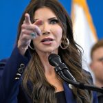 La descarga: videos de inteligencia artificial de las agencias de inmigración de EE. UU. y el interior del movimiento Vitalismo