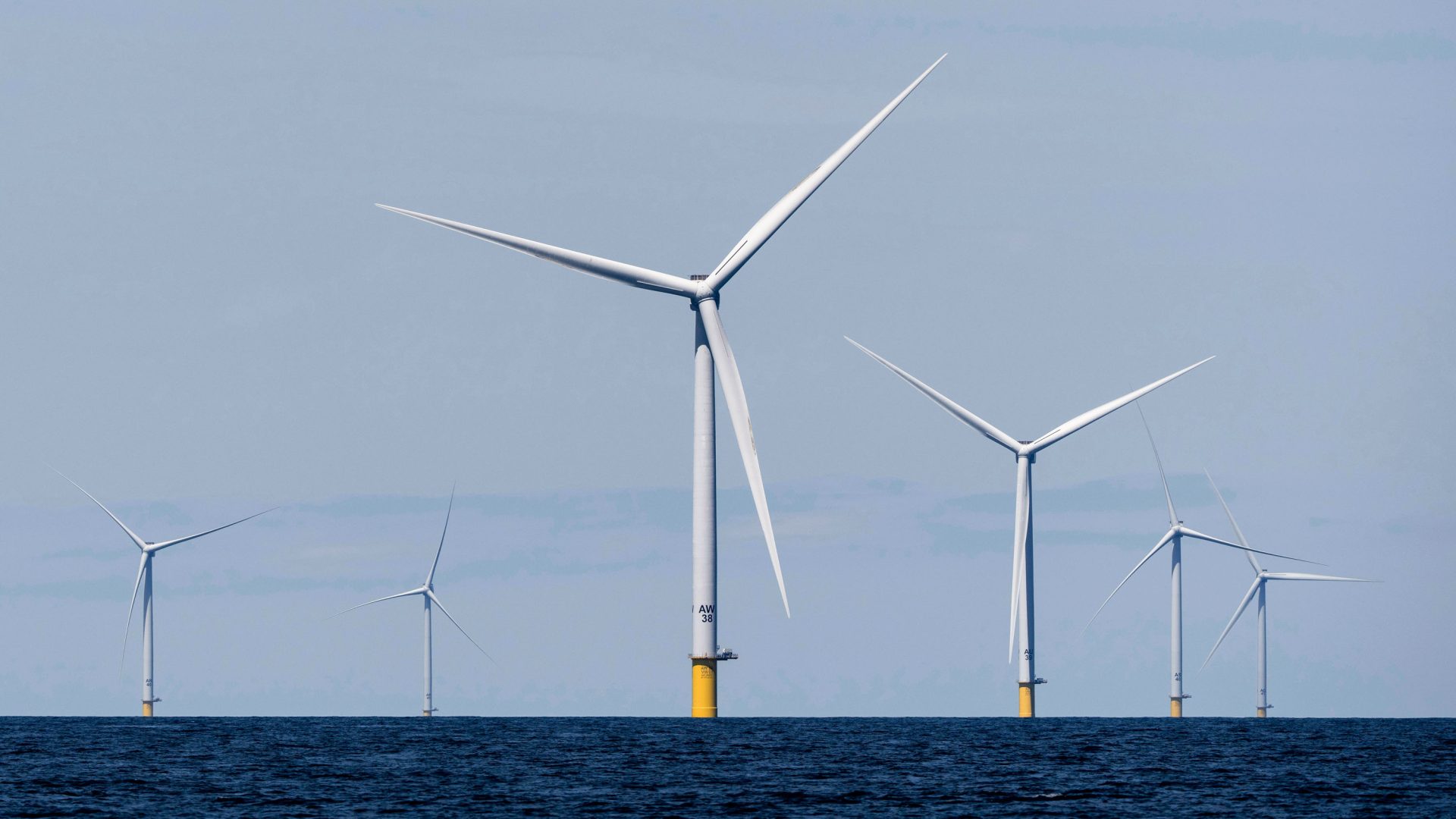 En este momento estás viendo 
<span class="bsf-rt-reading-time"><span class="bsf-rt-display-label" prefix="Tiempo de lectura"></span> <span class="bsf-rt-display-time" reading_time="1"></span> <span class="bsf-rt-display-postfix" postfix="mins"></span></span><!-- .bsf-rt-reading-time -->Qué significan los nuevos desafíos legales para el futuro de la energía eólica marina en EE. UU.