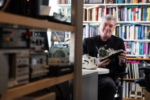 Lee más sobre el artículo 
<span class="bsf-rt-reading-time"><span class="bsf-rt-display-label" prefix="Tiempo de lectura"></span> <span class="bsf-rt-display-time" reading_time="3"></span> <span class="bsf-rt-display-postfix" postfix="mins"></span></span><!-- .bsf-rt-reading-time -->Cómo las innovaciones sensoriales de Joseph Paradiso unen las artes, la medicina y la ecología